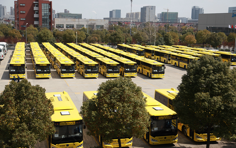 2015年，120臺(tái)SLK6109校車(chē)在申龍工廠(chǎng)整裝待發(fā)沙特市場(chǎng)。