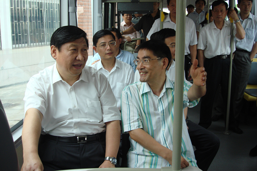 2007年國家主席習(xí)近平（時任上海市市委書記）試乘申龍汽車首輛氫燃料電池公交車，并在試乘后給予了高度評價