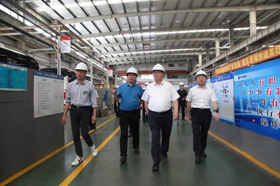 2021年6月7日山東省菏澤市人大常委會主任、黨組書記尹玉明、菏澤市政府副市長曹升靈等一行蒞臨上海申龍考察調(diào)研