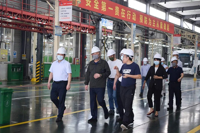 南寧市委常委、常務(wù)副市長、市委秘書長劉勝友一行到廣西申龍汽車制造有限公司考察調(diào)研指導(dǎo)工作